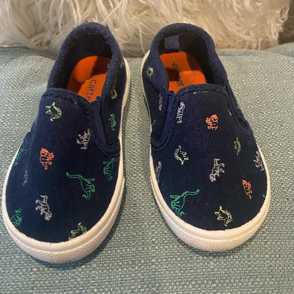 Carter’s size 6c slip on dinosaur print slip on